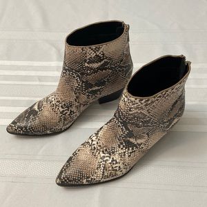 Snake Print Womens Zippered Back Heeled Booties - Size 7
